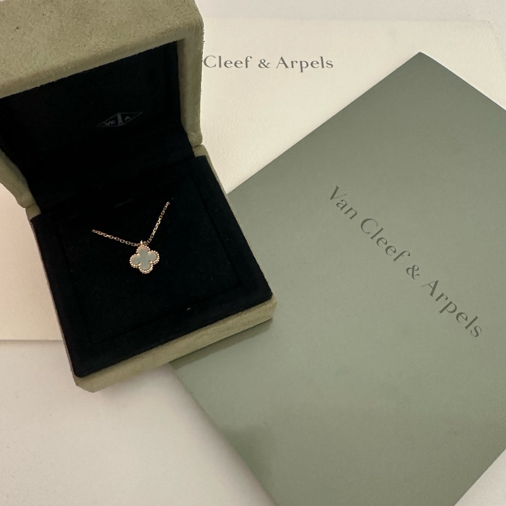 Van Cleef & Arpels Sweet Alhambra Necklace mother of pearl yellow gold 18K